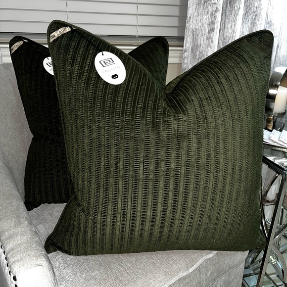 1-NWT CALLISTO HOME GREEN TEXTURE DESIGN DECORATIVE PILLOW
